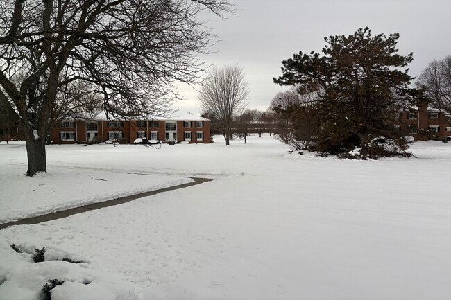 Building Photo - 689 E Fox Hills Dr