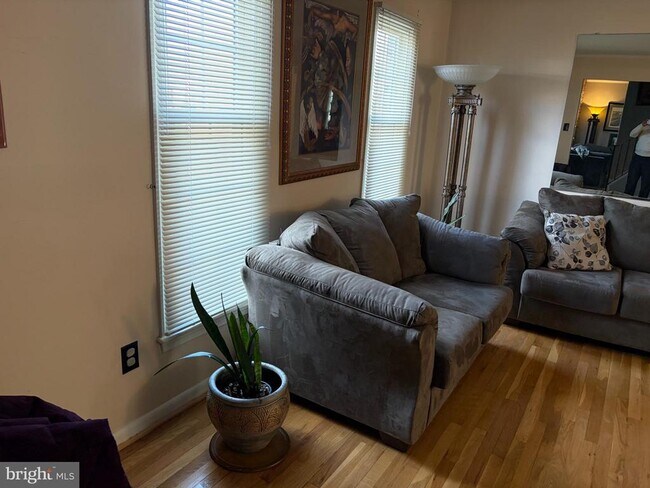 Building Photo - 2303 Steuben Ave