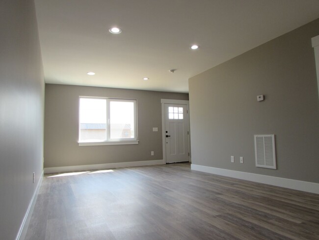 Building Photo - Brand new 3 bed/2.5 bath duplex located in...