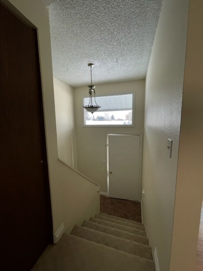 Building Photo - 2 Bedroom, 1.5 Bath Townhouse