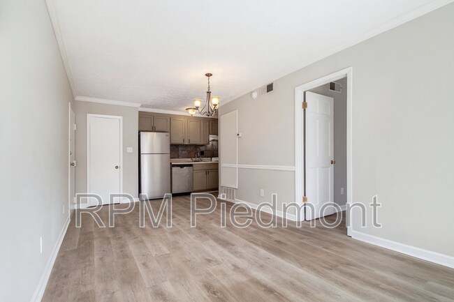 Building Photo - 2805 Northeast Expy
