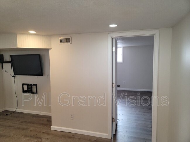 Building Photo - 1060 2nd St