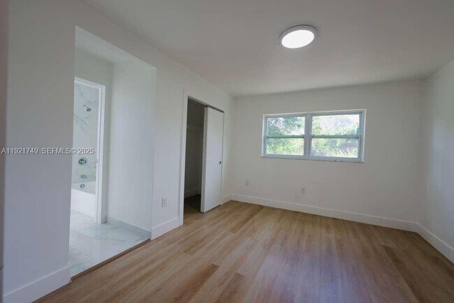 Building Photo - 11316 Peachtree Dr