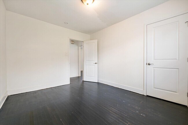 Building Photo - 1801 W Houston Dr