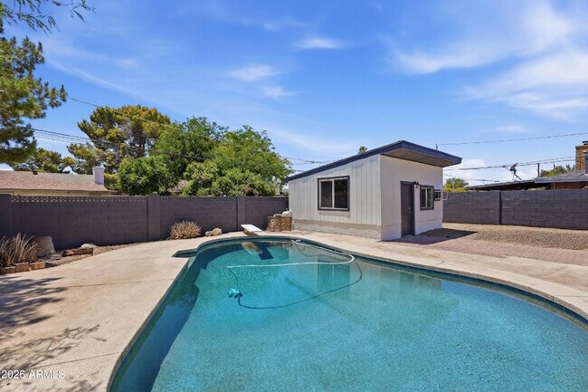 Building Photo - 1609 E Gaylon Dr