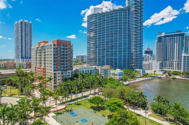 Building Photo - 2000 N Bayshore Dr