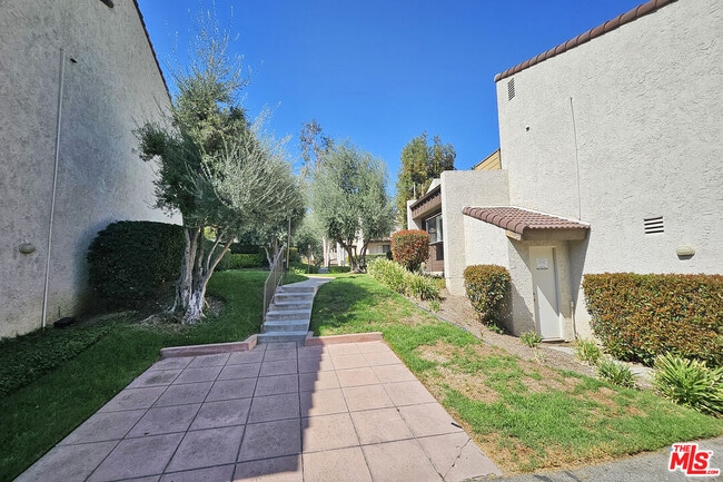 Building Photo - 5800 Owensmouth Ave