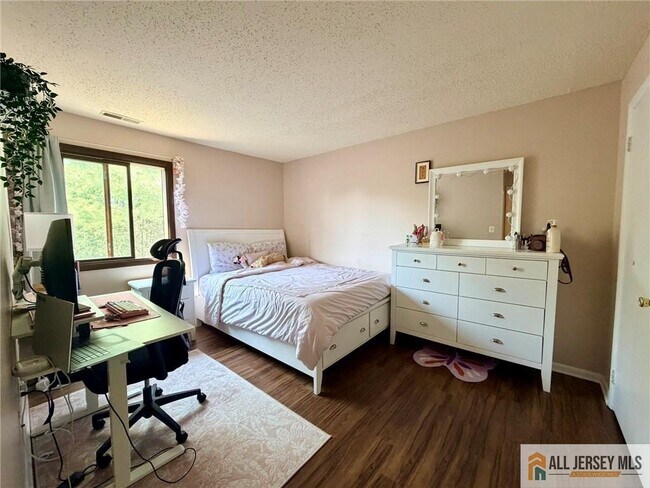 Building Photo - 5215 Ravens Crest Dr