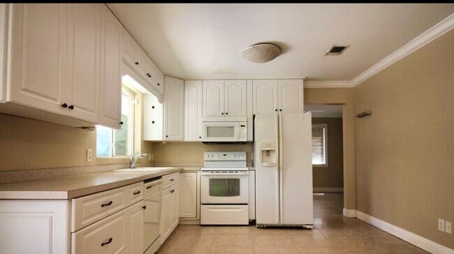 Building Photo - 550 Pocahontas Dr