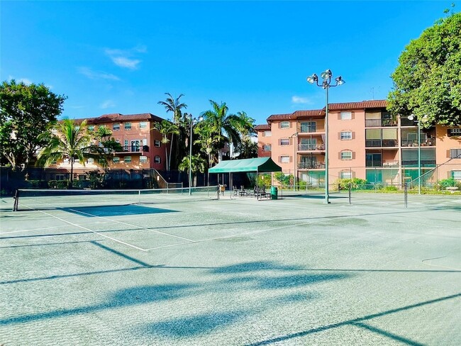 Building Photo - 660 Tennis Club Dr