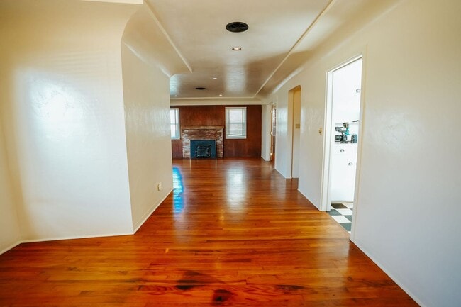 Building Photo - 1911 H St