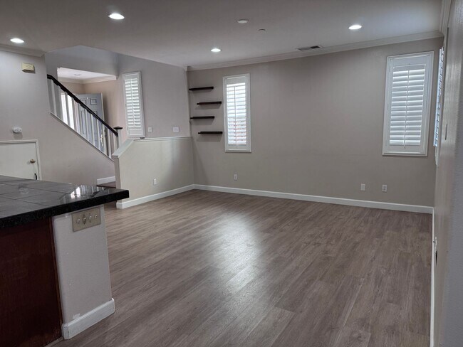 Building Photo - Beautiful 3 Bedroom, 2 1/2 Bath Condo, In Riverside