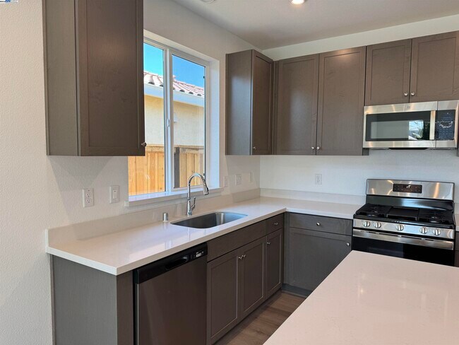 Building Photo - 2017 Quartz Cv Wy
