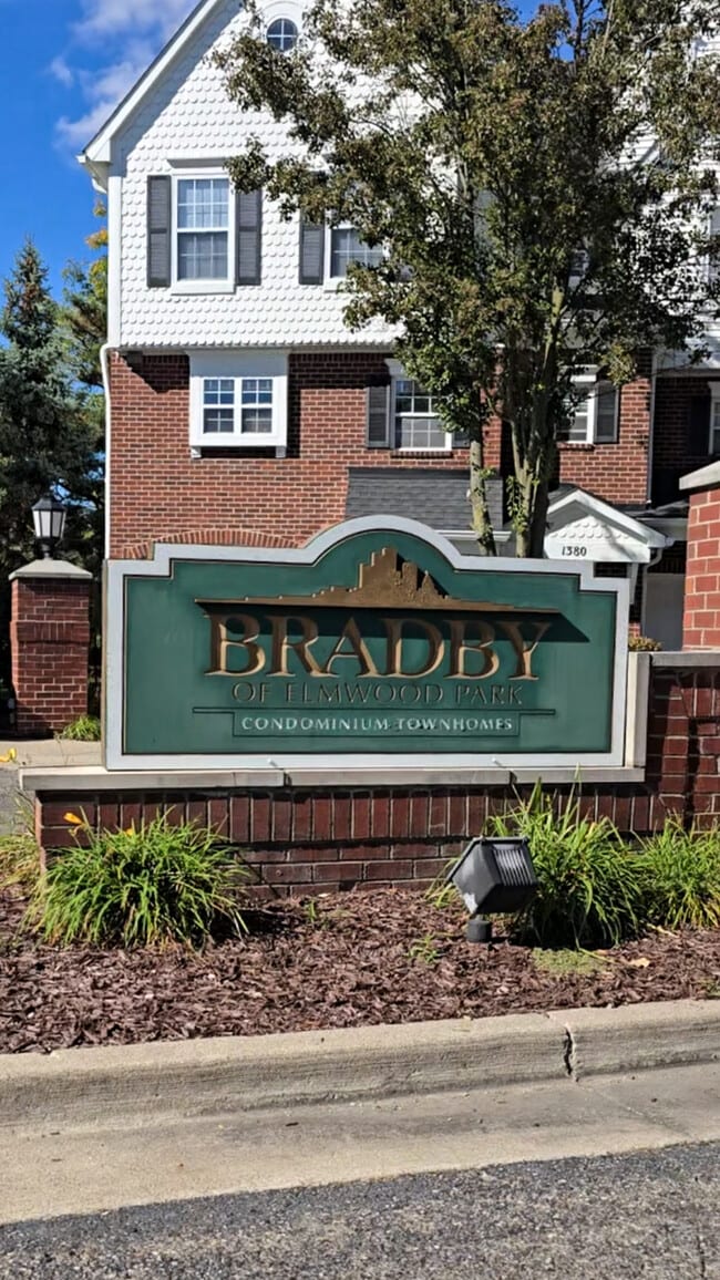 Building Photo - 1374 Village Dr