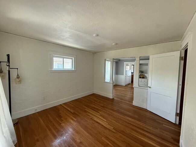 Building Photo - 135 Mills St