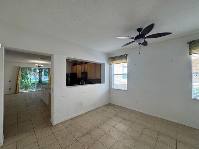 Building Photo - 3 Bedroom 2 1/2 Bathroom Townhome in the Gated community of Compass Bay