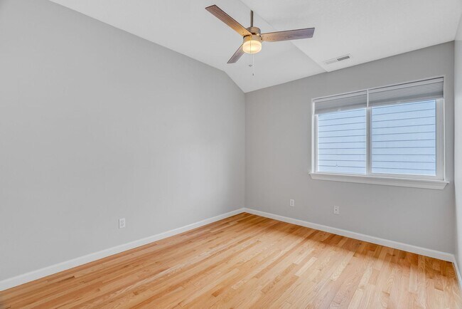 Building Photo - Stunning, spacious 4-bdrm/4-bath in Tigard. Fireplace, massive decks, next to nature