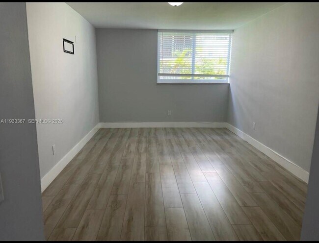 Building Photo - 8893 Fontainebleau Blvd