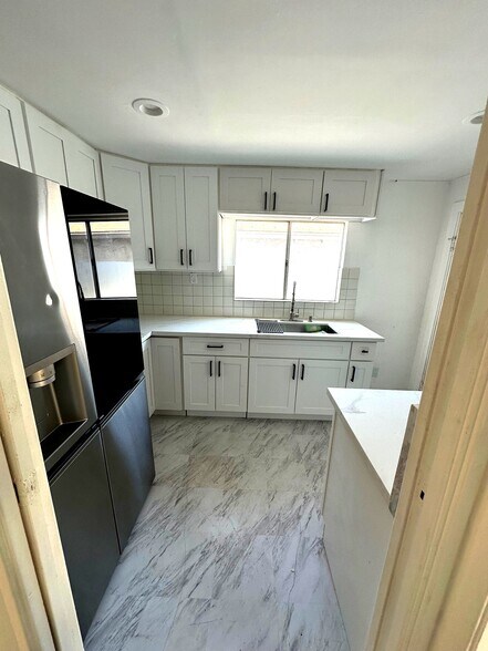 Building Photo - 1182 N Kingsley Dr
