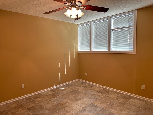 Building Photo - 5214 Memorial Dr