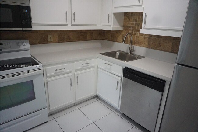 Building Photo - 8311 SW 142nd Ave