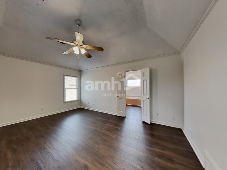 Building Photo - 1466 Far Dr