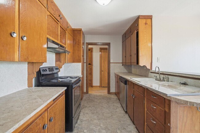 Building Photo - 134 Meander St