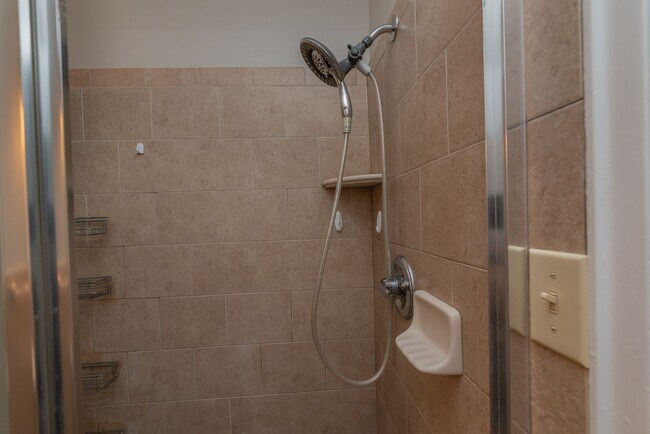 Building Photo - $975 - 2 bed/1 bath apartment for rent in Summerville, in-unit washer & dryer!