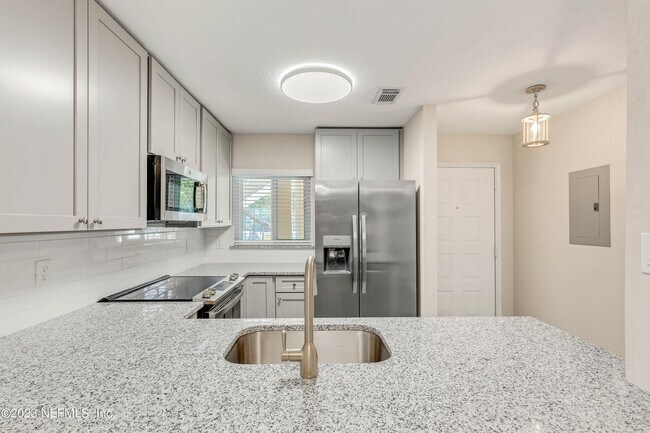 Building Photo - 5 Arbor Club Dr