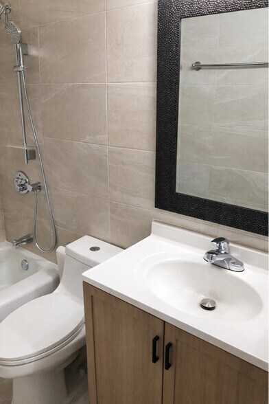 Building Photo - 2210 Ravens Crest Dr