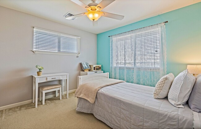 Building Photo - Unfurnished Townhome with Garage, 3 bedroo...