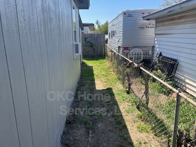 Building Photo - 137 SE 1st St