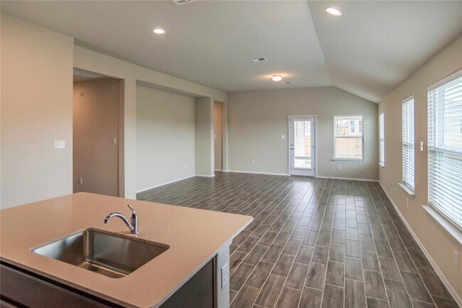 Building Photo - 204 Rollingwood Dr