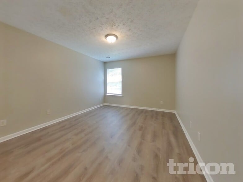 Building Photo - 261 Silver Ridge Dr