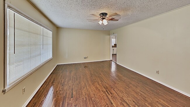 Building Photo - Charming 3-Bedroom Home with Spacious Living & Outdoor Retreat!