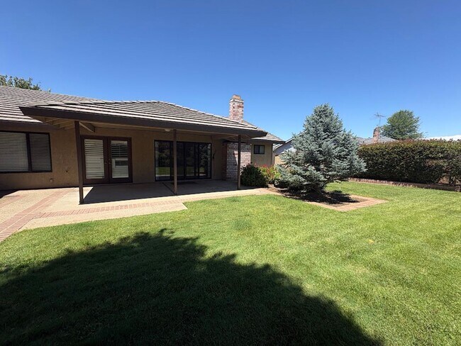 Building Photo - Spacious 4 Bedroom Home in Quiet Galt Neighborhood