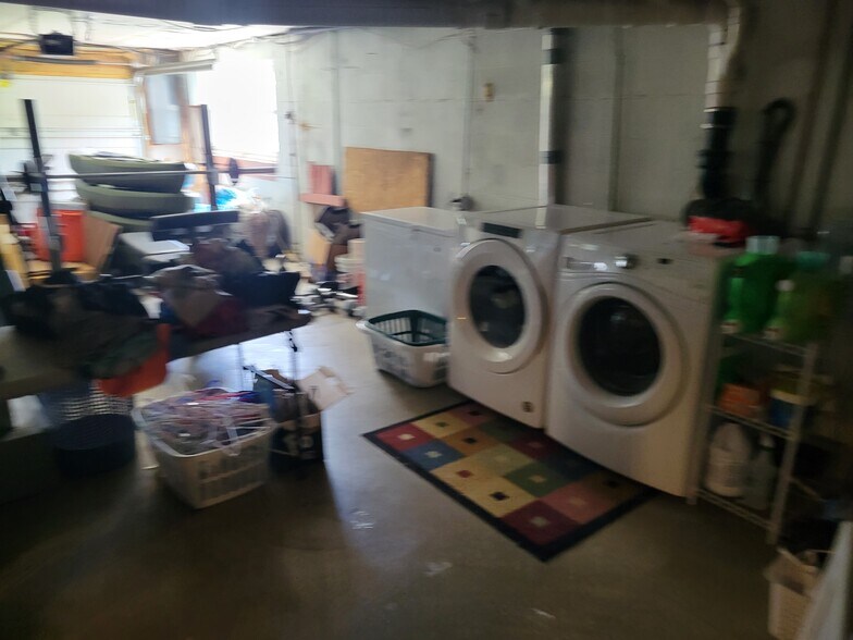 Garage and laundry hookup - 508 Longview Dr