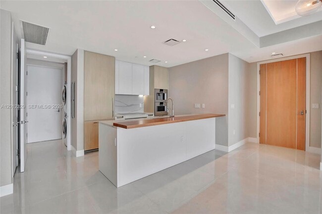 Building Photo - 15701 Collins Ave