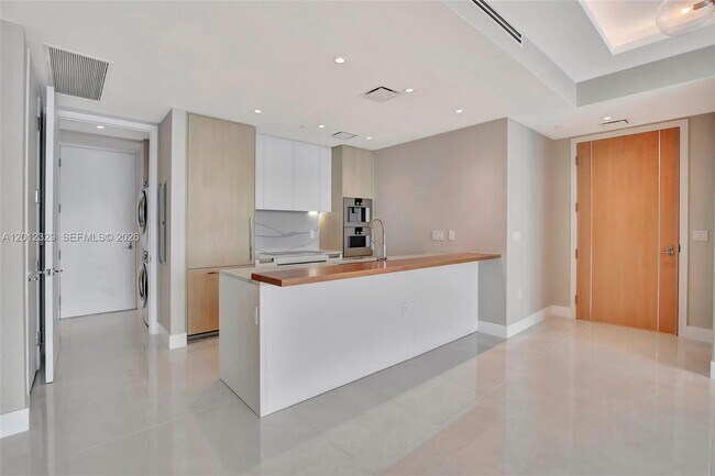Building Photo - 15701 Collins Ave