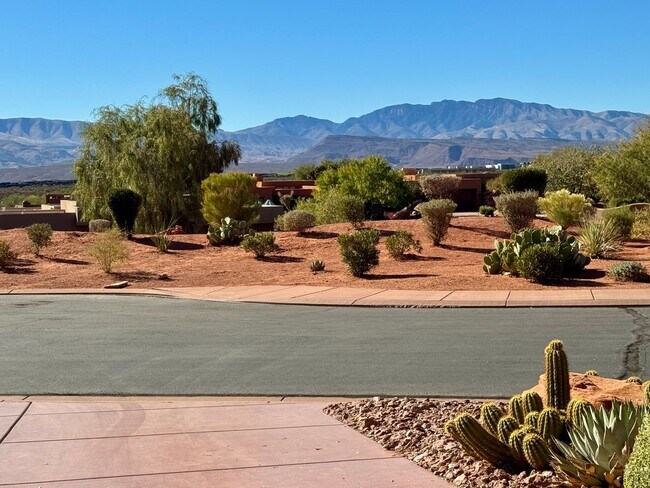 Building Photo - Furnished 3 Bedroom Entrada Home!!