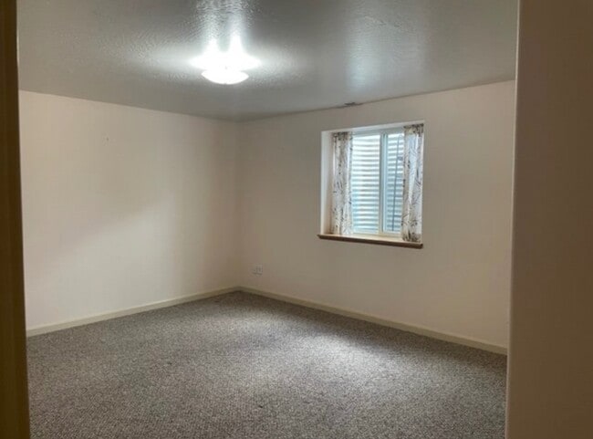 Building Photo - Bauer Rentals - 245 N. DAVIS ST