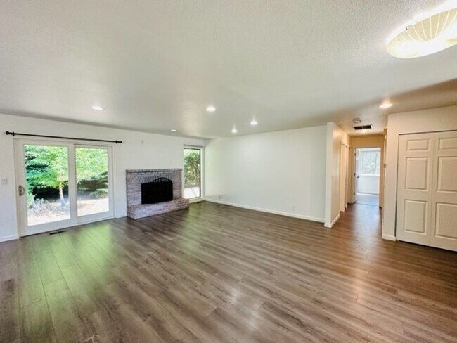 Building Photo - 3bd/2ba Duvall House