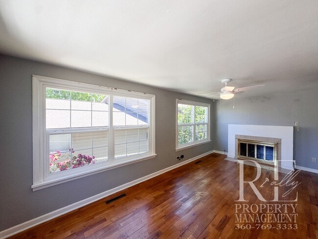 Building Photo - Charming 2-Bedroom Home with Renovated Bath, Hardwood Floors & Spacious Fenced Yard