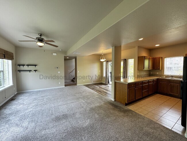 Building Photo - Gorgeous 3 Bedroom Townhouse Near Garden of the Gods