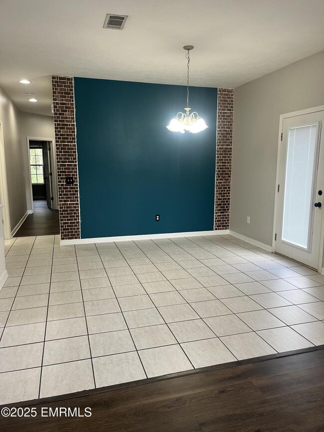 Building Photo - 391 Makenzie Ln