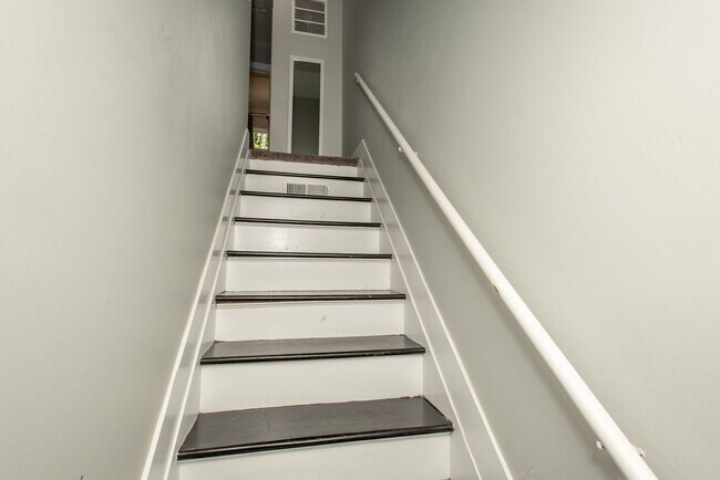 Building Photo - NEWLY RENOVATED 2BDRM TOWNHOMES