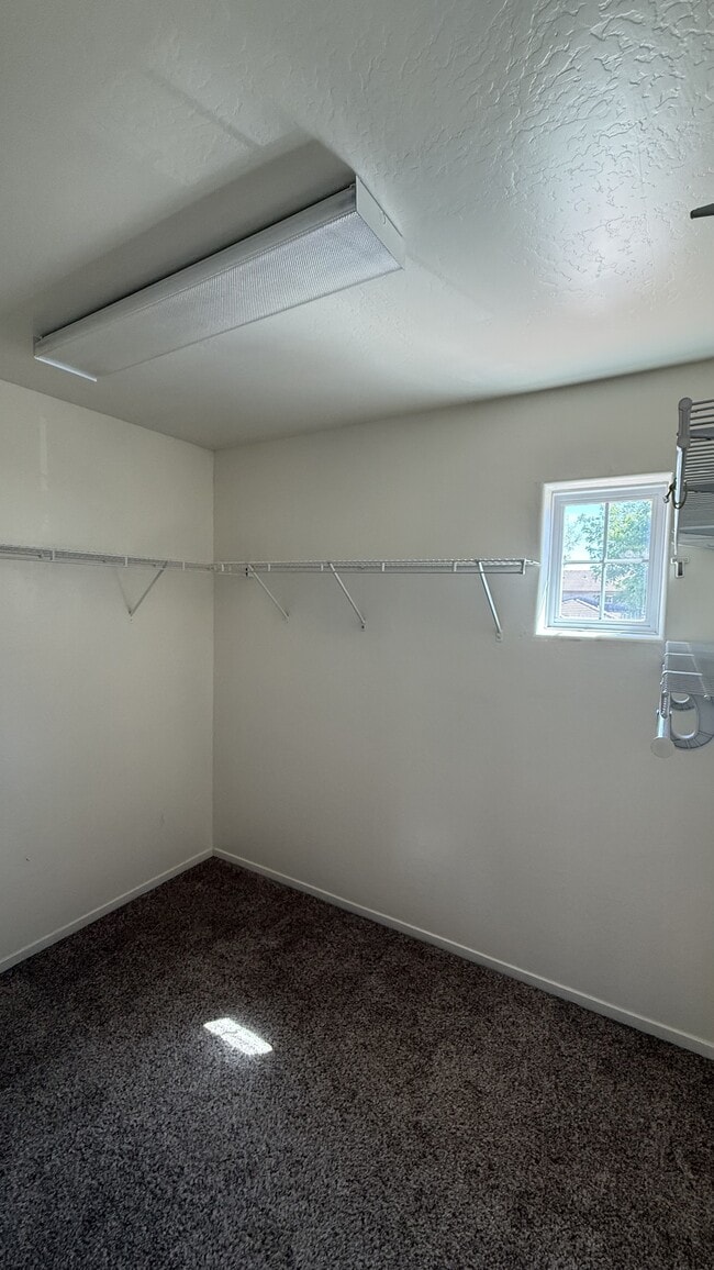 Building Photo - 142 W Reese Ave