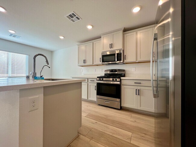 Building Photo - Beautiful Newer 4 Bedroom Home in Cadence with Large Loft