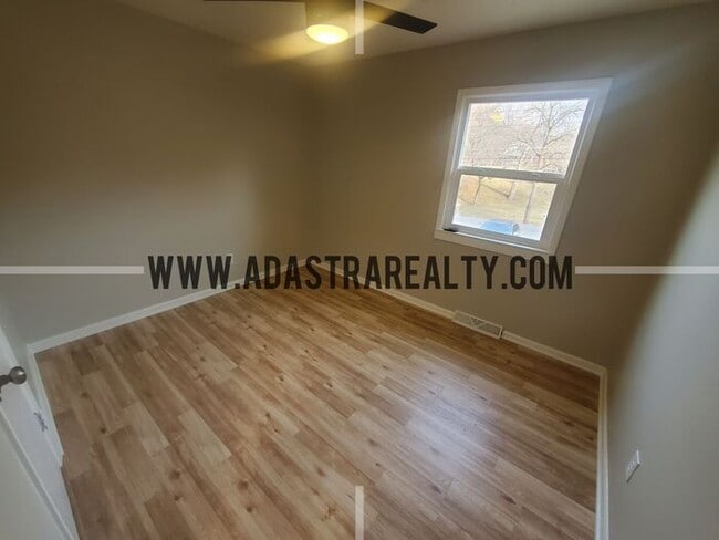 Building Photo - Completely Renovated Duplex in KCK, Beautiful Finishings-Available in JUNE!!