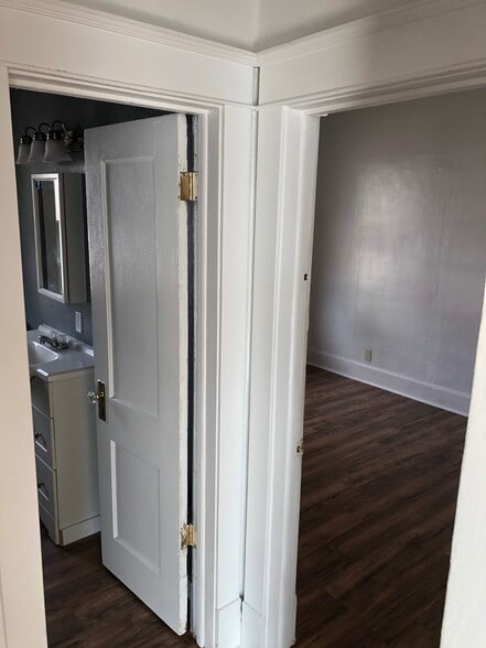 Bath bedroom 2 - 520 11th St